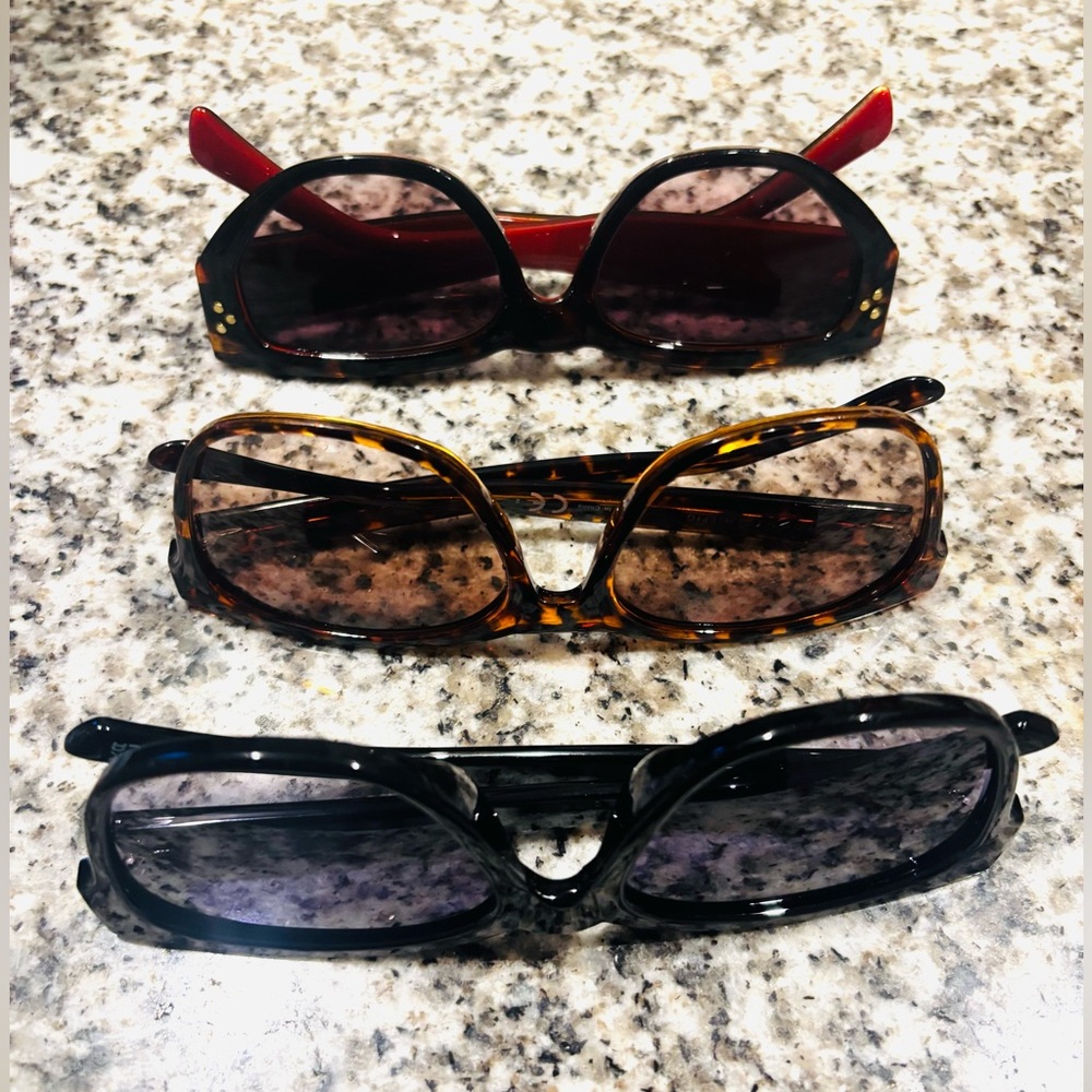 2 Tommy Hilfiger Women's Sunglasses / O by Oscar De La Renta
Black/Tortoise/Red